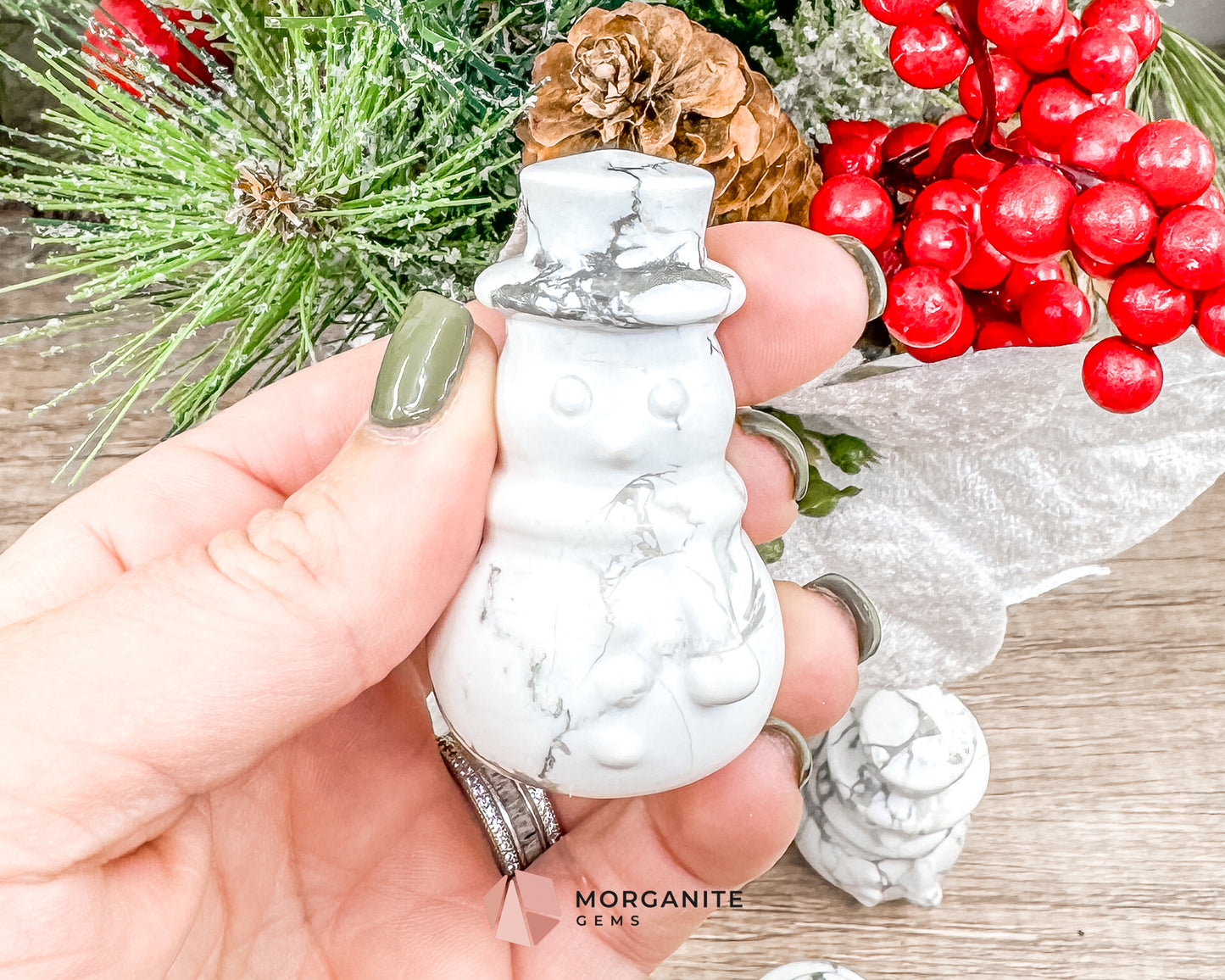 Howlite Snowman Carving – Charming Handcrafted Winter Decor